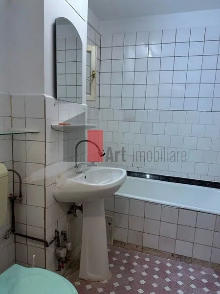 Brancoveanu, Piata Resita, vanzare apartament 3 camere decomandat.